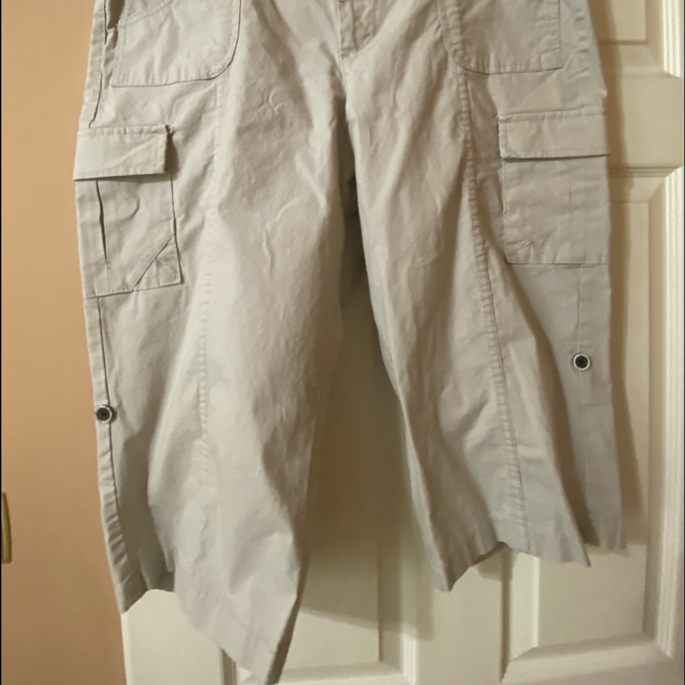Khaki cropped pants